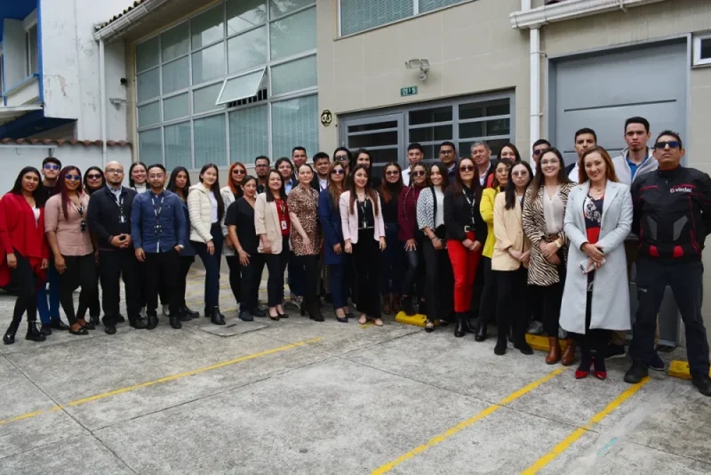 Equipo de VADEL frente a sus oficinas en Bogotá